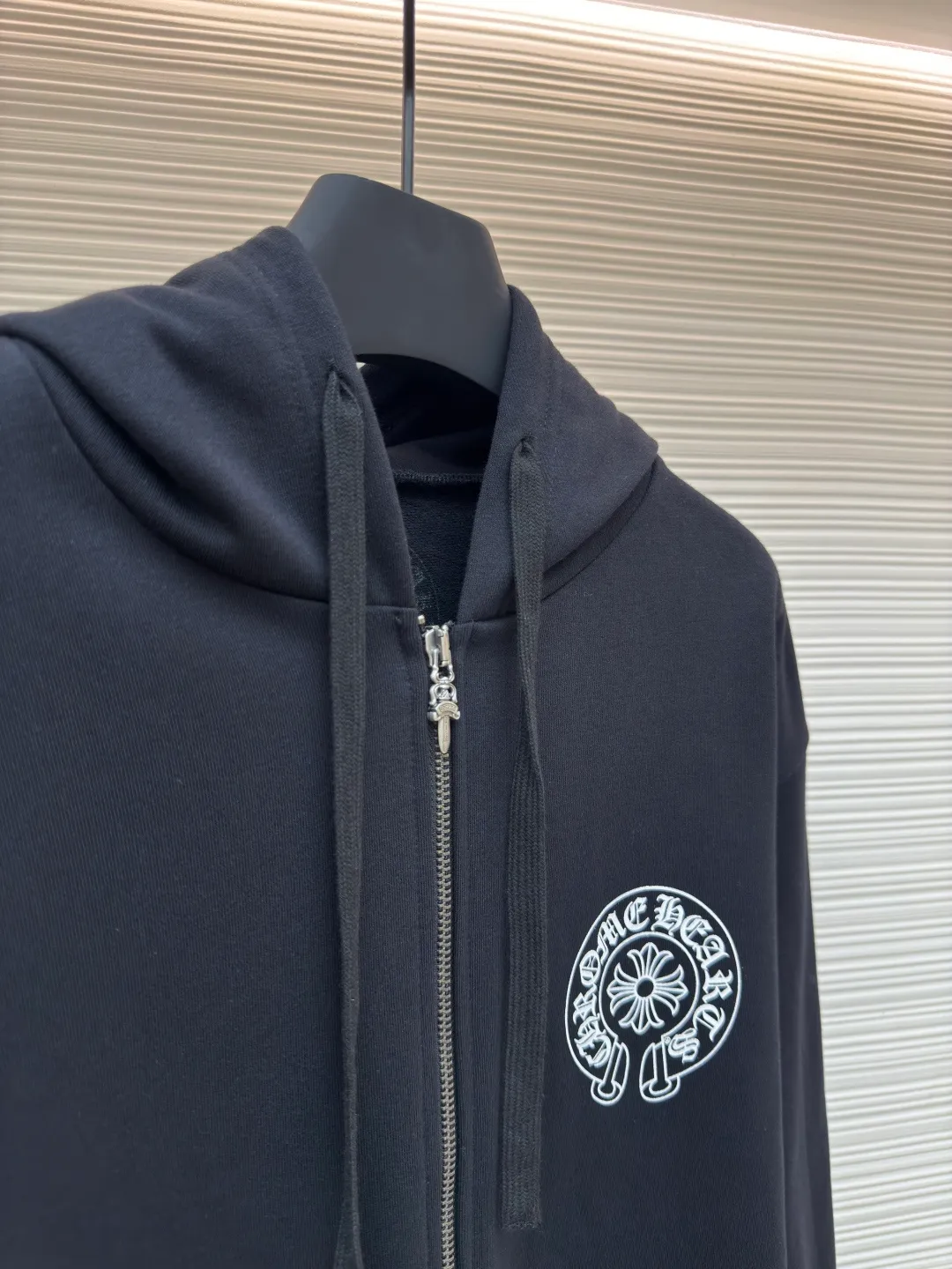 Chrome Hearts New York City limited zipper jacket ●Authentic product: purchased and developed for 7999 ●Item number: 1680452-A95 ●Material: Thin velvet coarse fish scale fabric ●Technology: glue printing ●Version: loose version ●Weight: about 735 grams ●Size: S-M-L-XL ●Description: The fabric is made of 420 grams of thin velvet fish scale fabric, and the printing is printed by hand glue according to the original version. The finished product is sanded and washed to shape. It feels great in the hand. Genuine antique silver distressed chain head. The overall wiring is straight and delicate, the fabric is comfortable and soft, and the color is consistent without color difference. It can be matched with the same style to create a fashionable look and control various occasions. Customized accessories, complete with three standards, same style for men and women!